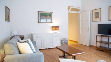 Appartement, 2 slaapkamers | Woonkamer | Een flatscreentelevisie