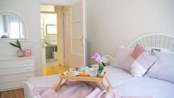 Appartement, 2 slaapkamers | Een bureau, een strijkplank/strijkijzer, gratis wifi, beddengoed