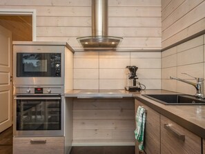 Kühlschrank, Mikrowelle, Geschirrspüler, Kochgeschirr/Geschirr/Besteck