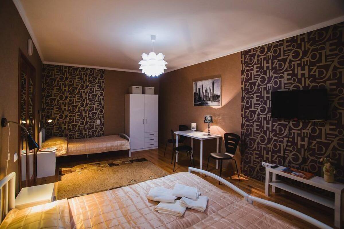 Economy Triple Room, 3 Katil Bujang (Single) (Santa-Barbara) | Ruang tamu | TV skrin rata