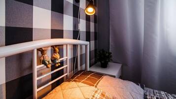 Economy Twin Room (Shotlandka) | Living area | Flat-screen TV