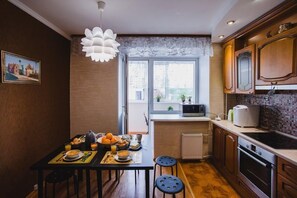 Grand réfrigérateur, micro-ondes, four, plaque de cuisson