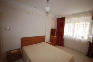 Leilighet, 3 soverom, ikke-røyk, utsikt mot høyde | Individuelt innredet, blendingsgardiner, strykejern/-brett og sengetøy