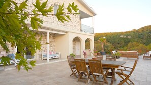 Vista frontal de la propiedad