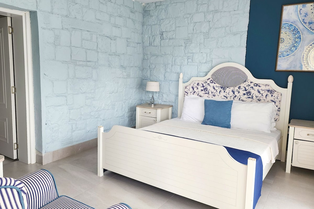 Family Room | Premium bedding, minibar, in-room safe, desk