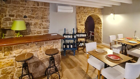 Déjeuner, dîner et souper servis sur place