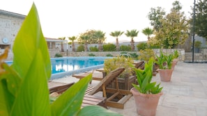 Piscine extérieure en saison