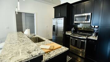 Refrigerador, microondas, horno y parrilla de estufa