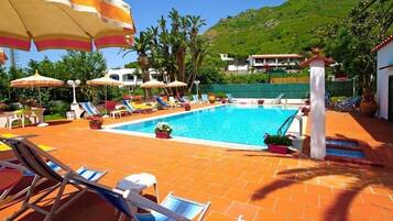 Piscine extérieure (ouverte en saison), parasols de plage