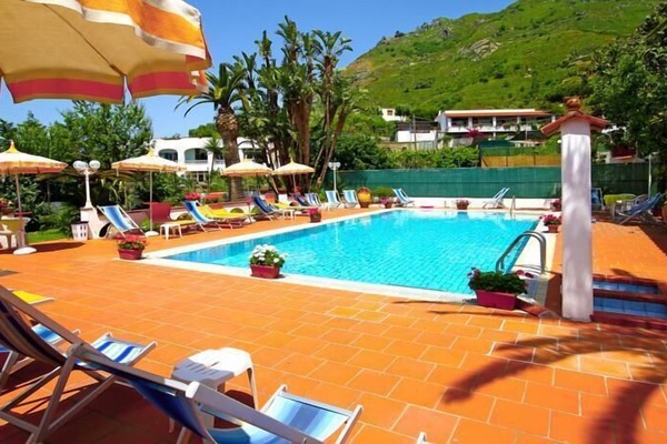 Seasonal outdoor pool, pool umbrellas, sun loungers