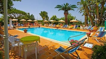 Sesongbasert utendørsbasseng, bassengparasoller og solsenger