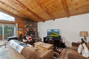 Een smart-tv, een open haard en een dvd-speler