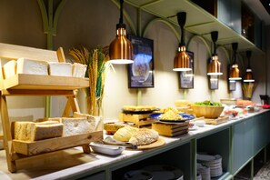 Petit déjeuner, déjeuner et dîner servis sur place, vue sur la piscine