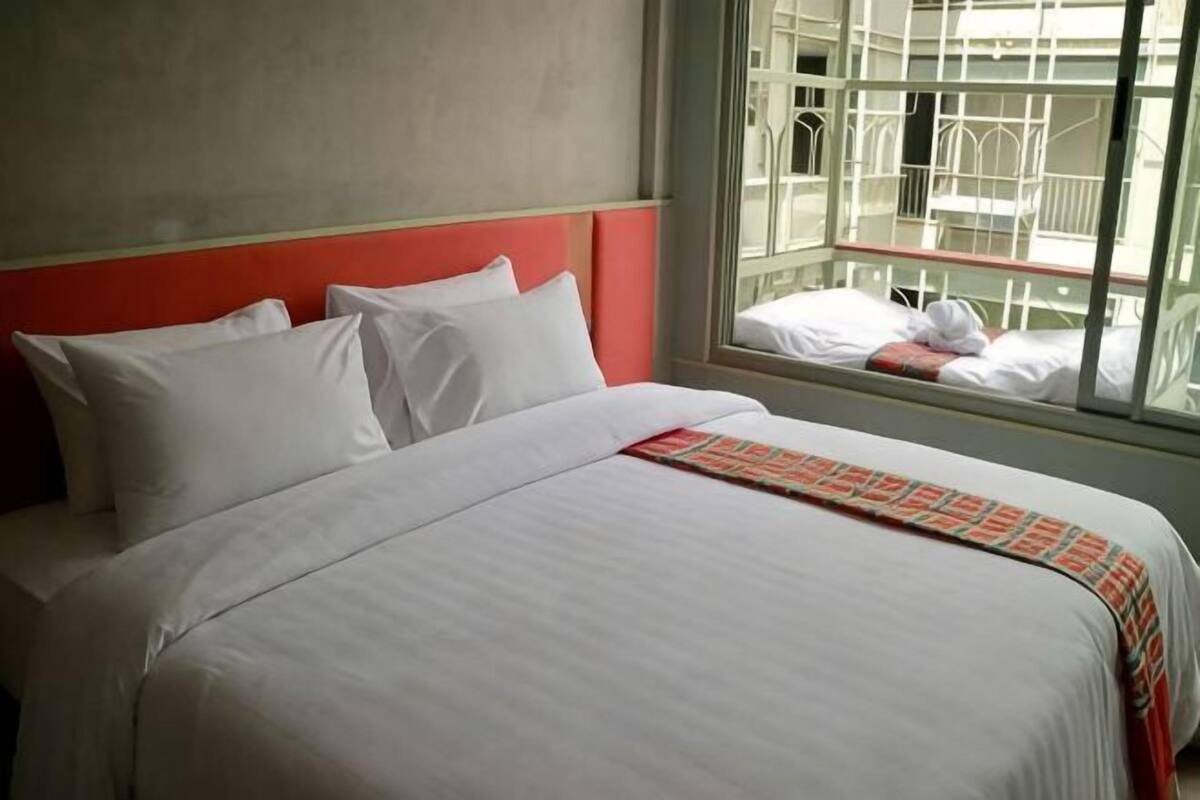 Luxe beddengoed, een minibar, een bureau, een laptopwerkplek