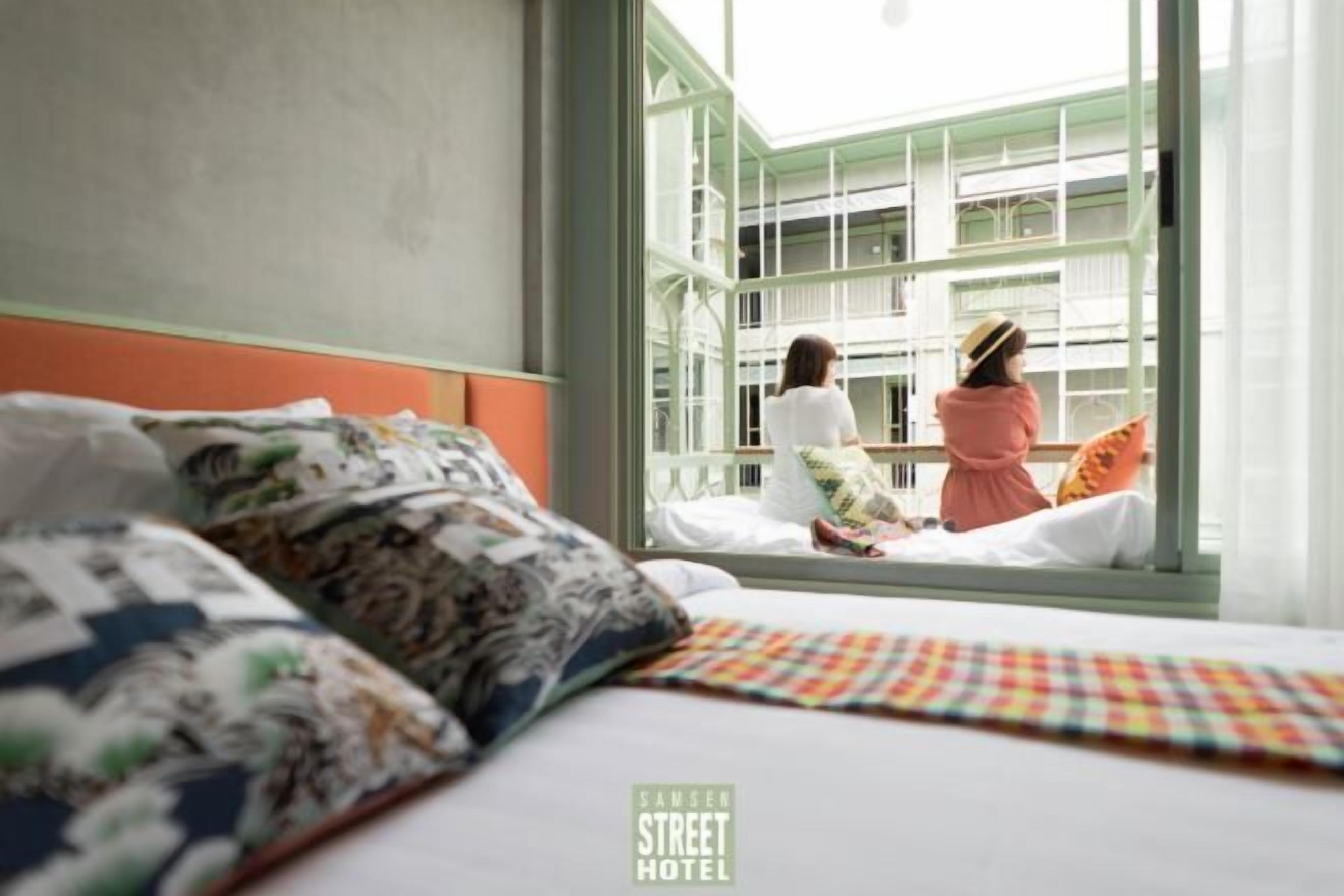 Ylelliset vuodevaatteet, minibaari, yksilöllisesti sisustettu