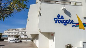 Un edificio con facciata bianca e un cartello che riporta la scritta 'La Fregate'.