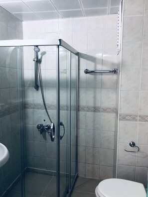 Shower, rainfall showerhead, free toiletries, hair dryer - Interconti Apart & Hotel (Marmaris)