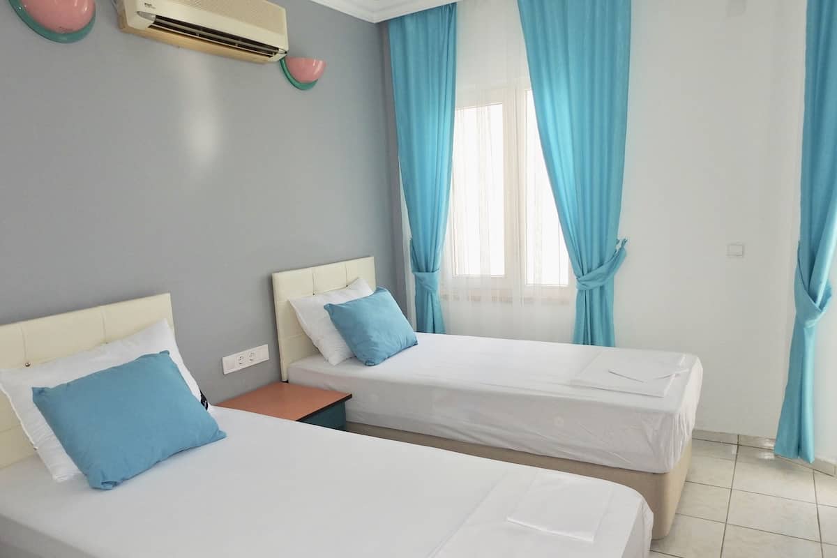 1 kamar tidur, meja kerja, dan setrika/meja setrika
