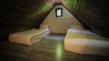 Chambre Quadruple, balcon | Literie hypoallergénique, minibar, coffres-forts dans les chambres