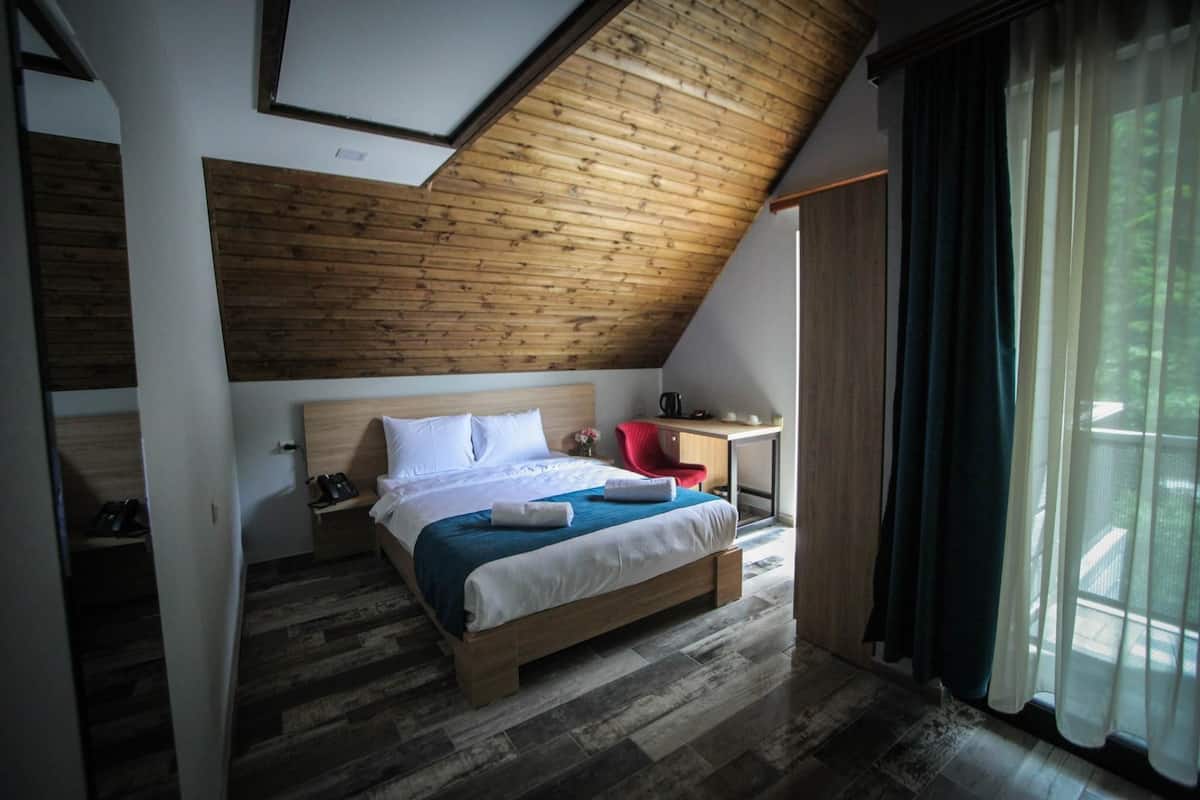 Camera quadrupla, balcone | Biancheria da letto ipoallergenica, minibar, una cassaforte in camera