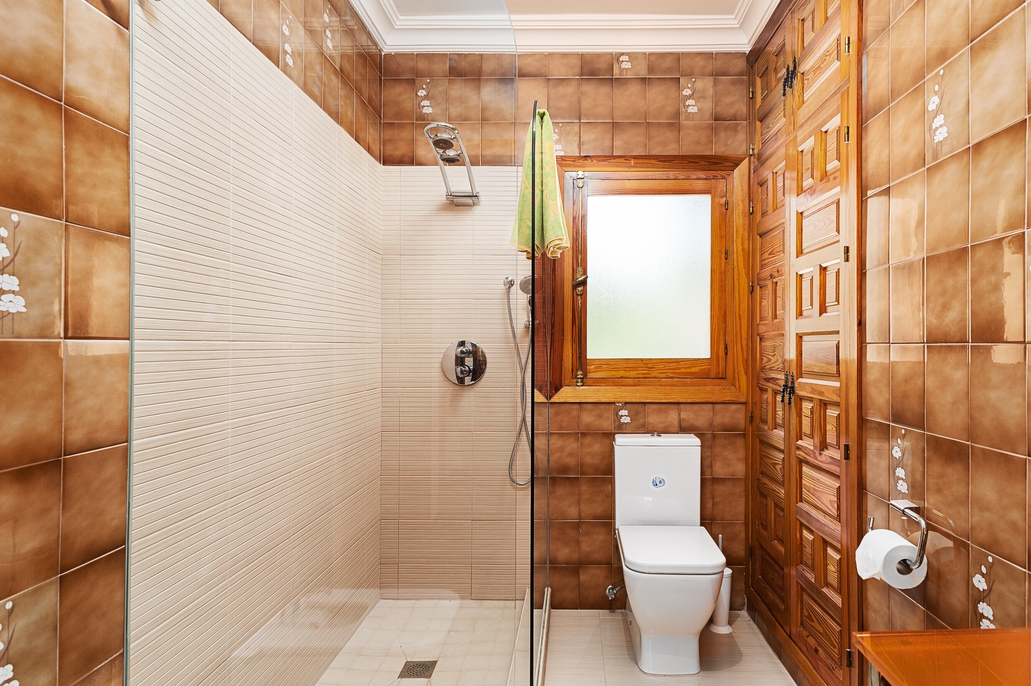 Baignoire, articles de toilette gratuits, sèche-cheveux