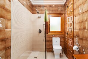 Badewanne, kostenlose Toilettenartikel, Haartrockner, Handtücher