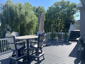 Outdoor dining - 4 Bedroom House/Vacation Rental with Lake Access (Clear Lake)