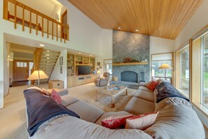 Televisio, takka, DVD-soitin, kirjoja