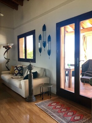 Smart-tv, een open haard, een tafeltennistafel en boeken