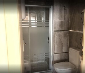 Departamento estándar | Baño | Regadera, pantuflas, toallas
