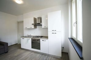 Frigorífico, horno, placa de cocina y cafetera o tetera