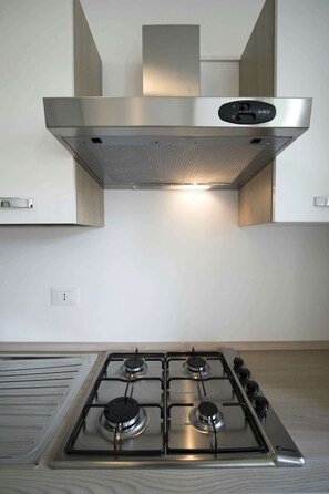 Réfrigérateur, four, plaque de cuisson, cafetière/bouilloire