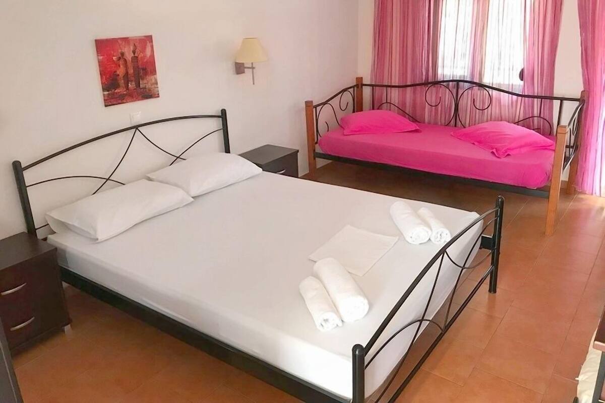 Estudio, vistas a la montaña | Tabla de planchar con plancha, wifi gratis, ropa de cama