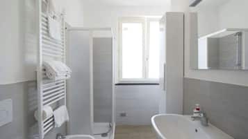 Doccia, asciugacapelli, asciugamani, sapone