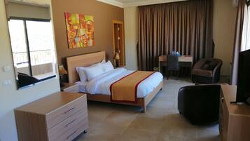 Suite estándar, 2 habitaciones | Caja de seguridad en la habitación, cortinas blackout y insonorización