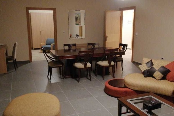 Suite ejecutiva, 1 habitación | Zona de estar | Una televisión de pantalla plana