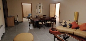 Suíte executiva, 1 quarto | Área de estar | TV de tela plana