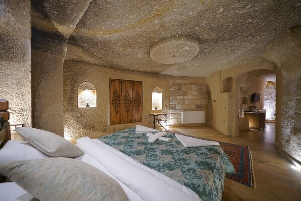 Superior Suite | Minibar, in-room safe, individually furnished, desk - Kaya Konak Cave Hotel (Nevsehir)