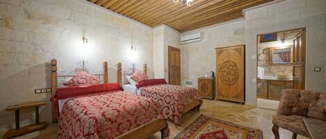 Deluxe-Zweibettzimmer, 2 Einzelbetten, Nichtraucher, Stadtblick | Minibar, Zimmersafe, individuell eingerichtet, Schreibtisch