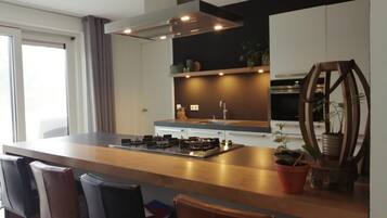 Een koelkast, een magnetron, een oven, een kookplaat