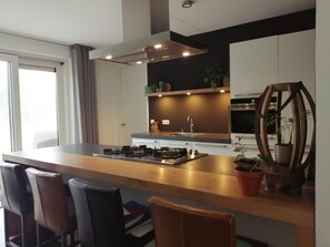 Een koelkast, een magnetron, een oven, een kookplaat