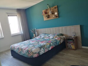 4 slaapkamers, een bureau, een strijkplank/strijkijzer, wifi