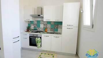 KĂŒhlschrank, Ofen, Herdplatte, Kochgeschirr/Geschirr/Besteck