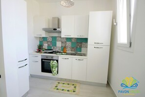 Kühlschrank, Ofen, Herdplatte, Kochgeschirr/Geschirr/Besteck