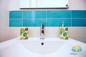 Douche, sĂšche-cheveux, bidet, serviettes fournies