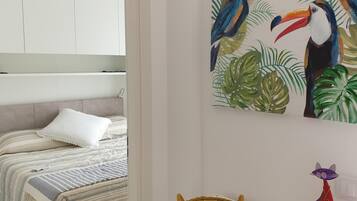 2 sovrum, skrivbord, strykjärn/strykbräda och resesäng