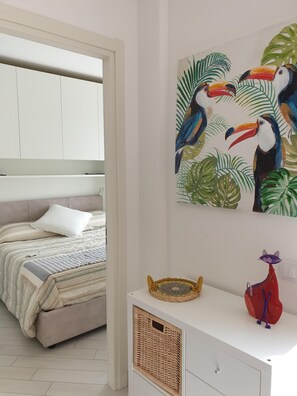 2 bedrooms, desk, iron/ironing board, travel crib - RESIDENTIAL APARTMENT WITH SOLARIUM AND POOL IN THE COMPLEX (PIETRA LIGURE)