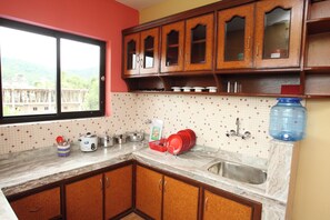 Appartement Deluxe | Cuisine privée | Réfrigérateur, surface de cuisson, cuiseur à riz