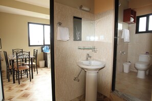 Appartement Deluxe | Salle de bain | Douche, douche cascade, pantoufles, serviettes fournies