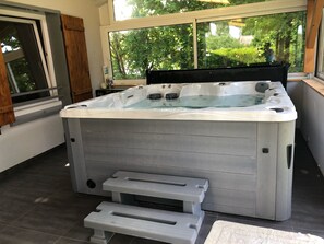 Indoor spa tub